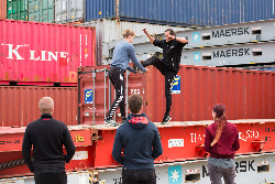 Freerunning-parcour-op-containers-Entertainmens