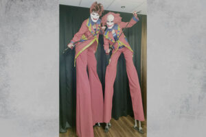 Entertainmens-Steltlopers-als-clowns-verkleed-horror