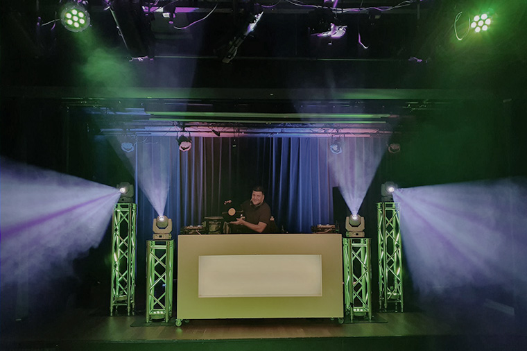 Entertainmens-Drive-in-show-DJ-DeeJay